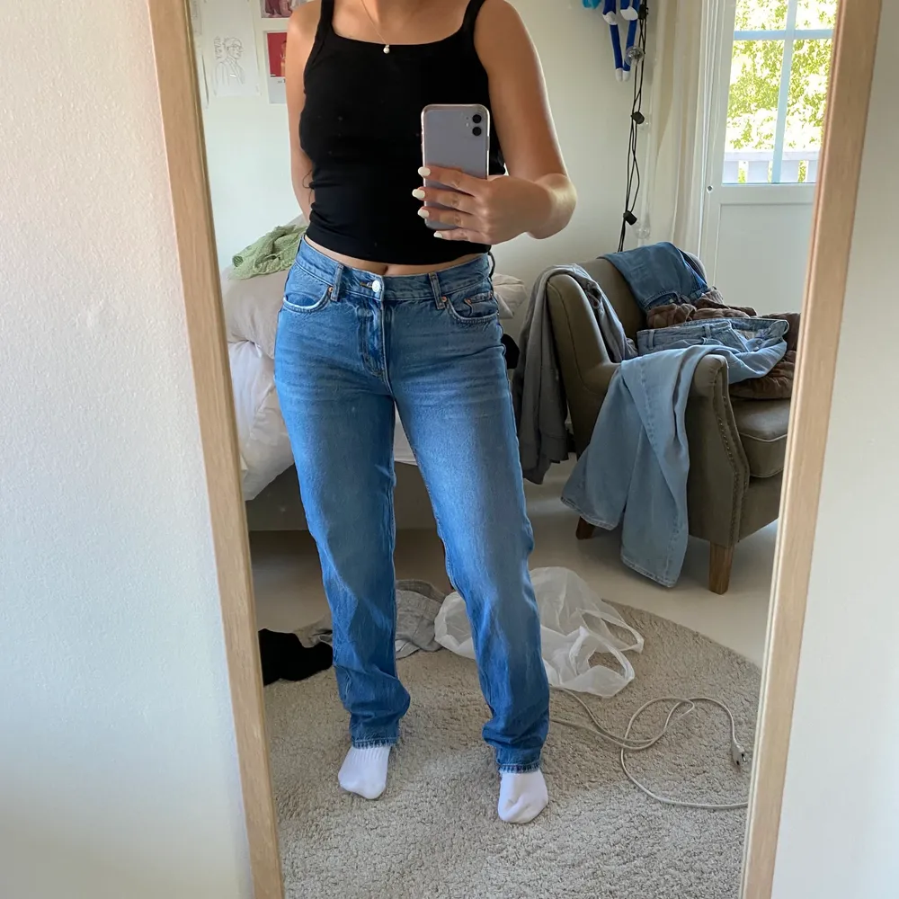 Low waist jeans från Gina! Jag är 163 cm och de är perfekta i längd för mig. Jeans & Byxor.