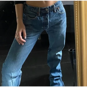 Levi’s jeans - Vintage 501or från Levi’s! De är lite långa på mig som är 161, så därav säljer jag 😊 använda fåtal gånger så 10/10 skick! Lågmidjade!! 💗