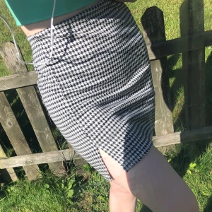 Mönstrad svartvit kjol - 🖤🤍 Gullig svartvit kjol men en liten slits på sidan. Går både att klä upp eller ha till vardags. Knappt använd vilket betyder att den är i bra skick 🖤🤍