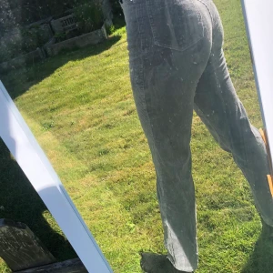 Grå Manchester byxor - Superfina och sköna grå Manchester som har används lite men som är i bra skick. Längden syns bra på andra bilden och materialet syns bra på sista bilden. 🐘🐭🦍🔘📁🐺📂