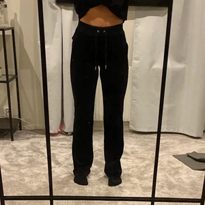 Svarta Juicy Couture byxor - Svarta Juicy Couture byxor använda runt 10 gånger. Matrialet är fortfarande mycket lent, tvättade en gång. Storlek XXS!! Hör bara av dig vid fler funderingar🦋