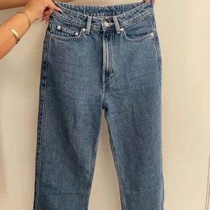 Weekday rowe jeans - Högmidjade raka row jeans från weekday, Använda enstaka gång inga fläckar eller liknande.