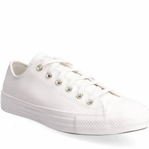 Helvita låga converse - Säljer mena helt oanvända vita converse då jag råkade köpa 2 par, de är väldigt stilrena och passar t allt och jätte bekväma, skriv gärna ifall du har funderingar och priset kan diskuteras