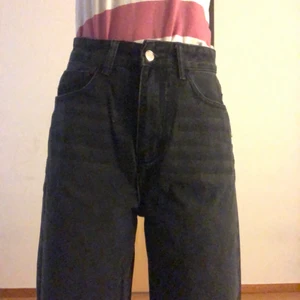 Svart baggy Jeans - Jag använde den bara en gång men var för långa för mig, jag är (158cm). Den ska tvättas innan den säljs också. Vi kan diskutera var vi kan mätas.