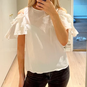 Bik Bok topp - En fin sommartopp i skjortmaterial från Bikbok i storlek small🤍 Använd en gång, behövs strykas lite så är den som ny!🌟