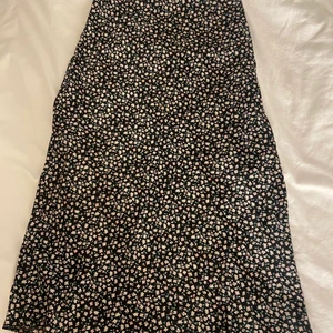 Midi-kjol - Säljer denna skitfina midi-kjol!!💕💕