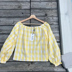 NA-KD Topp strl 34 - Oanvänd topp från NA-KD, strl 34