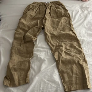 Linnebyxor  - Säljer linnebyxor från zara. Använts en gång. KÖPAREN STÅR FÖR FRAKTEN 