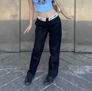 Dickies 874 - Dickies 874. Köpta här på Plick. Supersnygga men vet inte riktigt om jag gillar hur de sitter på mig. Köpare står för frakten