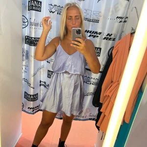 Glansig lila klänning - Säljer denna skönhet från humana second hand i en fin pastellila färg. Jag har skärp i Morian men den går även att ha utan 💜  Använd en gång och säljer då den inte kommer till användning. 