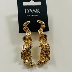 Snygga örhängen från DNSK Copenhagen  - Snygga fest-örhängen från DNSK Copenhagen. Nypris 799 kr. 