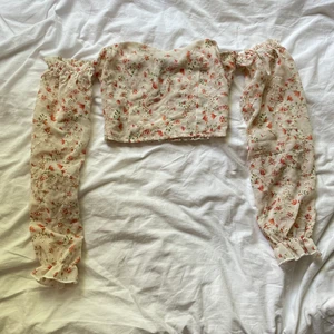 offshoulder-topp - Resår i ryggen - så stretchig runt om Från shein  Kan tyvärr inte visa bild med den på då den inte längre passar  Betalning via swish