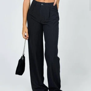 Kostymbyxor  - Kostymbyxor i storlek xs. Frågor eller fler bilder på byxorna kan tas privat. Kan posta eller mötas upp i centrala Stockholm💗