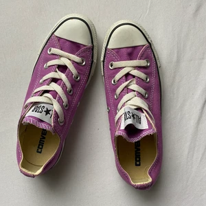 Converse all stars - Låga Converse all stars sneakers i gott skick. Köpta på Secondhand men endast använda en gång sedan dess. 