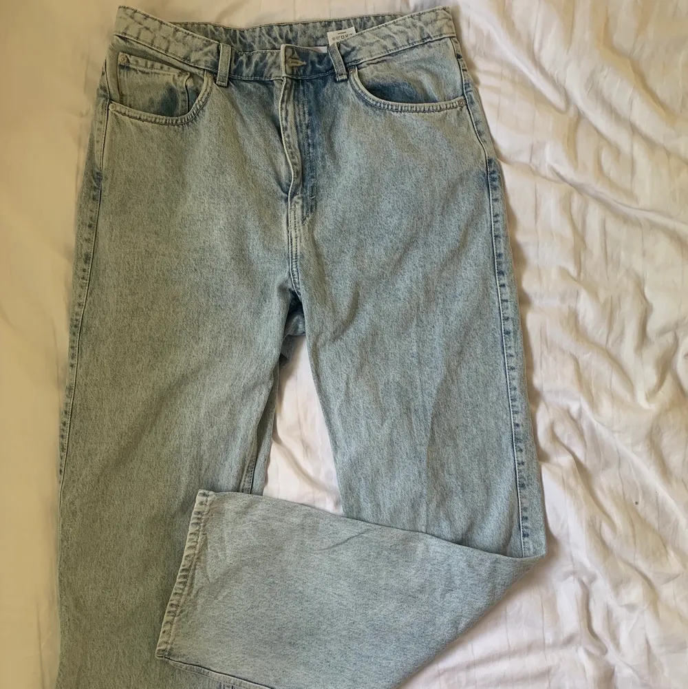 Säljer dessa ljusblåa jeans från Weekday. Använda ett fåtal gånger och är som i nyskick. Jag är 168 och dessa går ner i marken med skor på. 100 kr samt köpare står för frakt som går på 66 kr. 🐢✨. Jeans & Byxor.