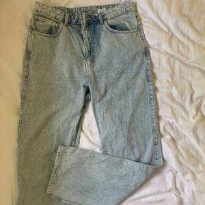 Säljer dessa ljusblåa jeans från Weekday. Använda ett fåtal gånger och är som i nyskick. Jag är 168 och dessa går ner i marken med skor på. 100 kr samt köpare står för frakt som går på 66 kr. 🐢✨