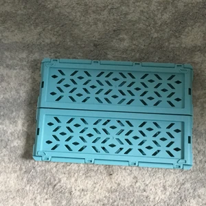 Clas Olsson blå liten - Den är bra om man behöver en liten låda men fin och billig😄