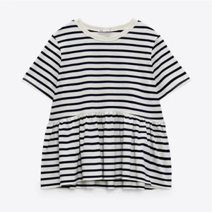 Zara tröja s - En randig peplum topp från zara i storlek s,  använd men inga fläckar eller skador. 55kr + ev frakt💕 säljer likadan i röd, båda för 100kr