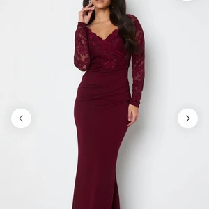 Vinröd Långklänning - En vinröd långklänning/aftonklänning i spets och tyll. Använd en gång. Liknar klänningen på första bilden men är ej v ringad. Passar både till bröllop och till avslutningar. Pris kan diskuteras. Frakt tillkommer!