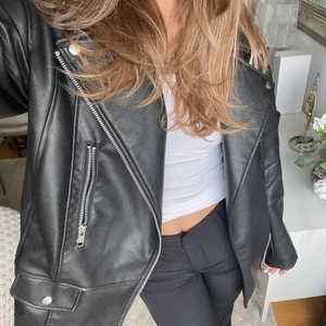 Skinnjacka  - Assnygg skinnjacka från hm som är toppenskick❤️inte äkta skinn