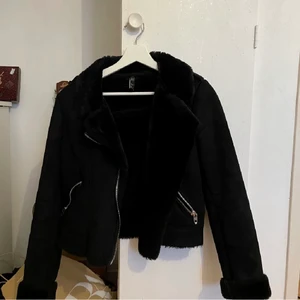 Svart zara jacka strl: s - Säljer min zara vinter jacka då den inte har kommit till användning❤️ den är i mocka och är flugig på insidan storlek s❣️ alla bilder är lånade🤩