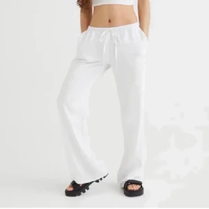 Linne byxor  - Säljer nu dessa linnebyxor i storlek XS eftersom att dem inte används längre. Dem är slutsålda överallt. Har använt dem men det är inga stora defekter på.  dem. Dem är lite smutsiga, jag kan tvätta dem men det gör att dem krymper lite. Frakt 66kr 