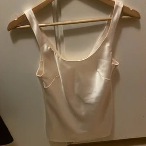 Gina  - Säljer denna fina sköna toppen eller vad man ska kalla det för bara 50kr 