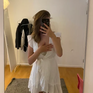 Vit klänning - Denna är för liten för mig annars jättefin 