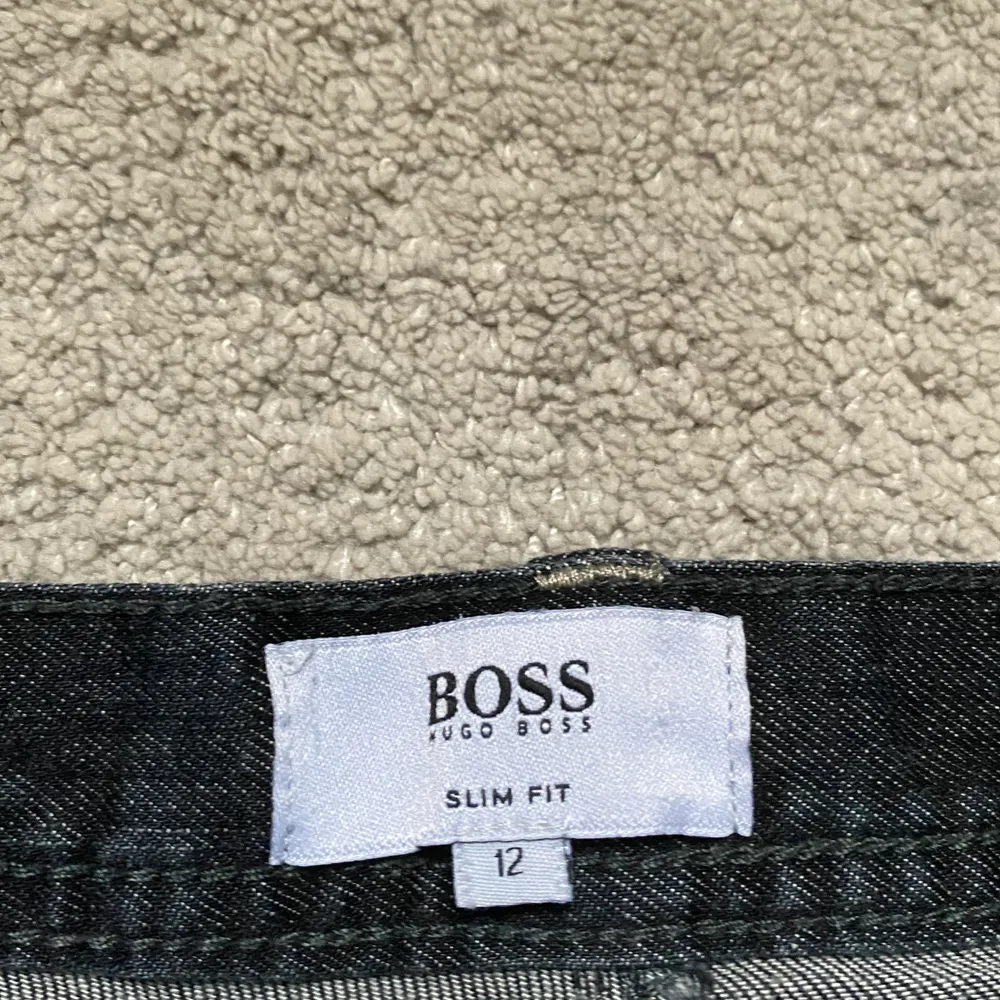 Hej säljer ett par Hugo boss byxor i storlek 152/158. Jeans & Byxor.