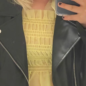 Gul topp - Säljer denna fina topp 💛💛💛 Passar xs-m! 100 kr
