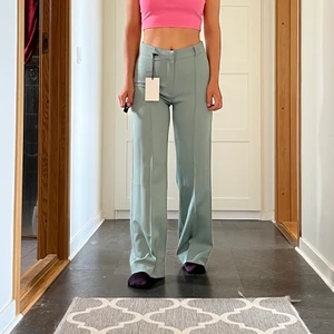 Kostymbyxor madlady nya! ❤️ - Helt nya kostymbyxor från madlady i storlek 36 l30, säljer pga att jag har så många byxor. Oanvända med lapp kvar! Det är deras nyaste modell med byxor utan fickor. Nypris 549kr på hemsidan, mitt pris är 200kr!