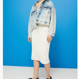 Stickad kjol - Säljer denna fina stickade kjolen från H&M då jag redan har många likande kjolar och inte får nån användning för denna, helt ny endast testad🤍