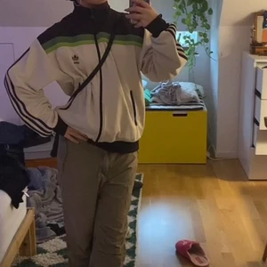 Adidas tröja - Adidas zipup, size L känns mindre, står inte för frakt