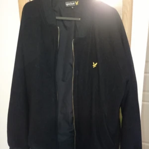 Lyle & Scott - Jackan är sparsamt använd, inga skador såsom revor, fläckar osv. Har helt enkelt bara växt ut den. Storleken är XL men passar en större L eller en tjej som vill ha en lite mer bäggy jacka. Träffas helst men skickas varan kan vi dela på frakten.  Nypri1000