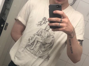 Fet vintage aktig t-shirt  - Riktigt häftigt tryck i en offwhite färg knappt använd. Den e i topp skick utöver ett minimalt hål på baksidan. (Vilket mest ger karaktär). Många sa att den va dunder när jag visade den för dem. Tycker samma jag med. Obs kan sänka pris vid snabb affär om fler vill köpa blire bud.