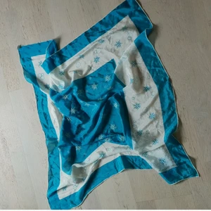 Sidenschal - Scahl i äkta siden, handrullad. Kan has som topp, runt halsen, i håret.. 💖50 kr💖 frakt 26 kr, 3 för 2 på min sida 