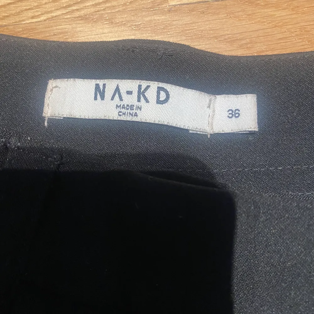 Svarta kostymbyxor från NA-KD, med pressveck både fram och bak. I storlek 36, nypris 399 kr. . Jeans & Byxor.