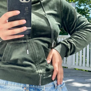 JUICY COUTURE kofta💚 - Säljer min sjukt fina Juicy Couture kofta i en såå fin grön färg 💚! Storlek S, och den är helt ny då jag köpte fel storlek.🤍