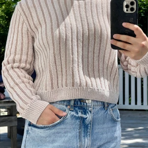 Supersöt stickad tröja🌺 - Söt stickad tröja från & other stories. Storlek M! Nyskick, så söt och glittrande tyg.❣️