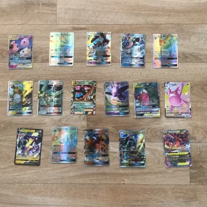 44 Pokémon kort - 44 Pokémon kort shiny Vmax, Rainbow och trainers.  Högsta: 300 HP/CP Minsta: 110 HP/CP ! PRIS KAN DISKUTERAS!