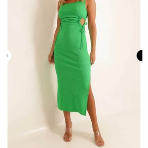 Ribbad klänning storlek M   - Ribbad dress storlek M, helt oanvänd och gillade inte modellen på mig.  Kvitto finns även att se 