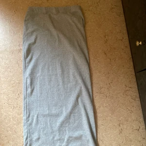 En grå kjol  - Storlek M 