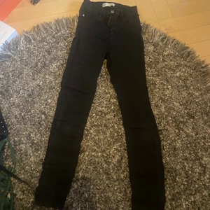 Svarta jeans  - Storlek XS jeans från ginatricot, modell Molly. Väl använda men inga skador