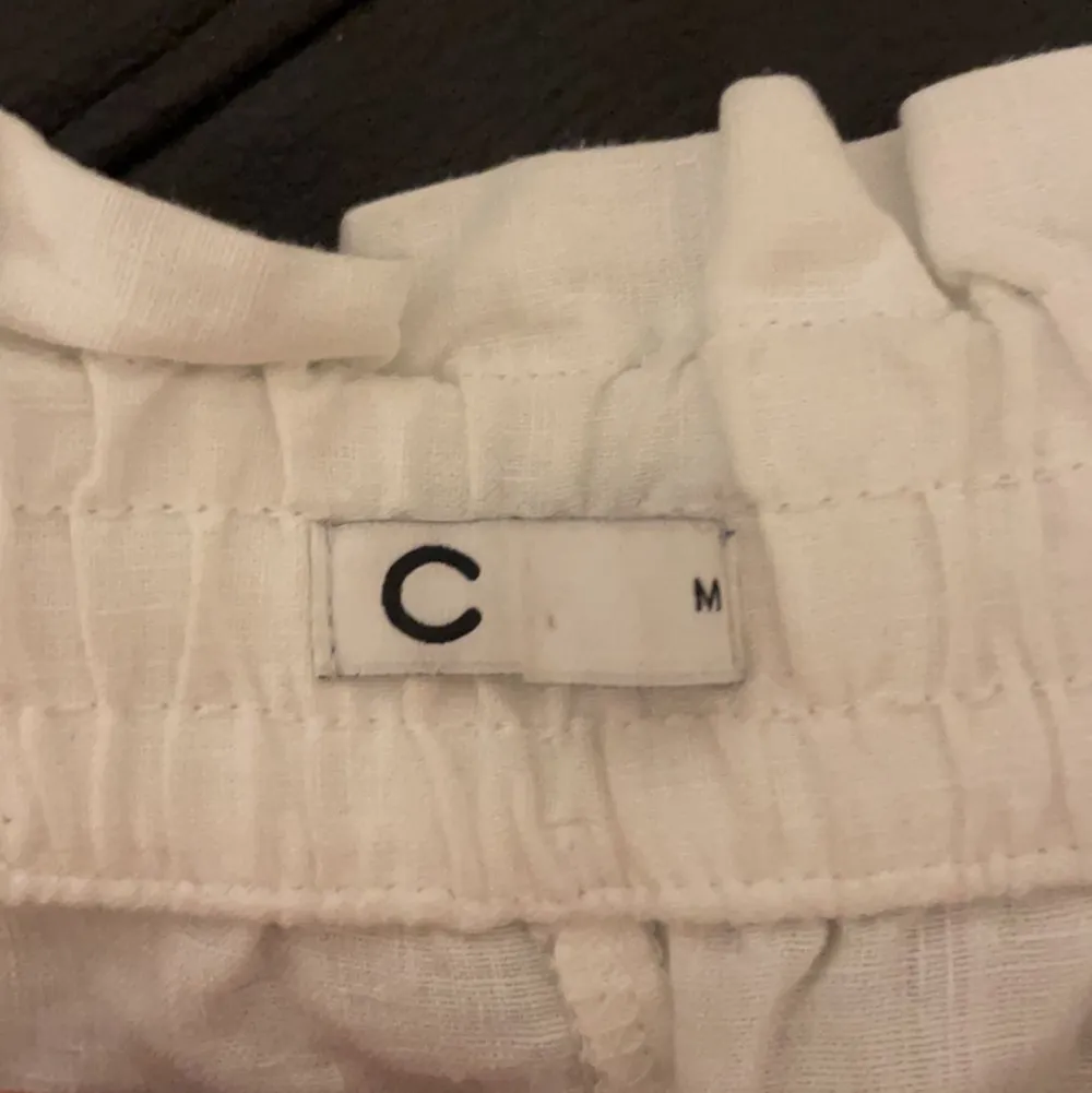 Ett par linnebyxor från Cubus i storlek M, säljs då dem inte kommer så mycket till användning, använd fåtal gånger 💞💞. Jeans & Byxor.