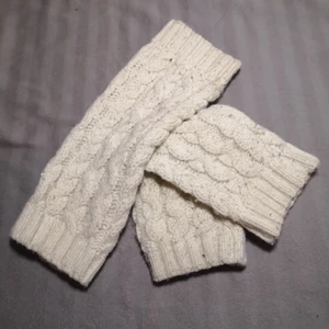 Benvärmare  - Ett par vita benvärmare stickat personligen, inte köpt fått dom av en släkting (därför är det inget märke) Jag änväde de förut när jag var mindre men har inte anvädnig av dem längre så om någon känner att de kan vara i behov, slå till😊