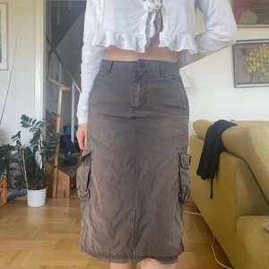 Cargo kjol - Fin kjol som går t knäna på mig som e 167cm, många bra fickor. I tunnare cargo-material