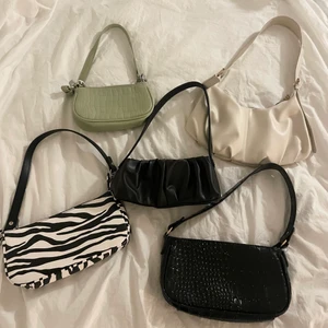 Väskor - 4/5 finns kvar  Zebra 100kr Vit 100kr Grön 109kr Svart (liten) 120kr  Pris kan diskuteras   Dm för fler bilder  