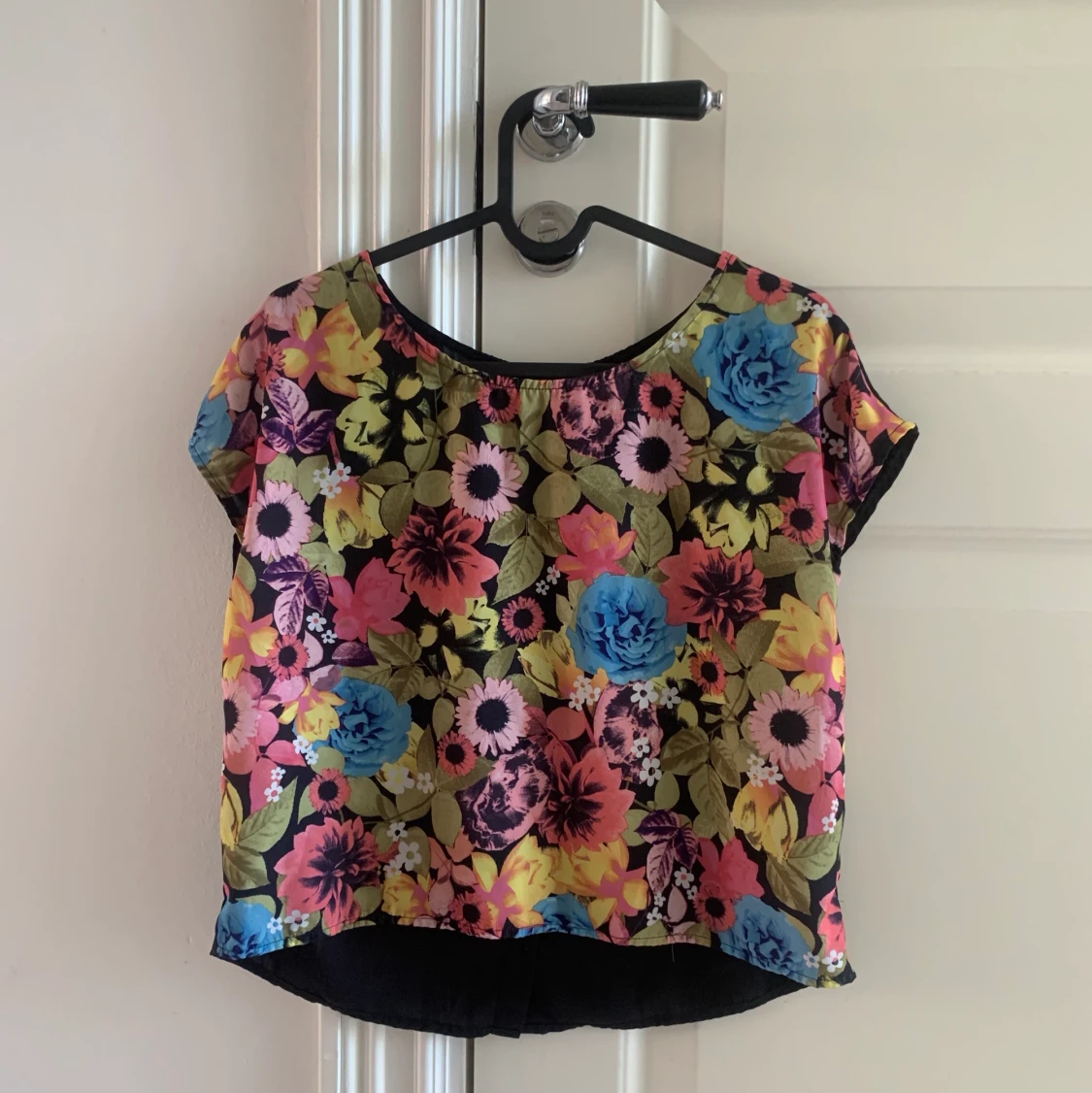 Blommig topp I storlek 36