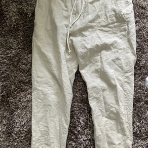 Linnebyxor, calvin Klein t-shirt, Nike gråa byxor. - Hej rensar lite kläder här säljer linnebyxor från Zara srl 46 oanvända Pris 200kr . Calvin klein tröja str s använda med ett litet hål i skriv för bild pris 100kr . Nike grå byxor använda inga skador str 158 till 170. Pris 150kr.