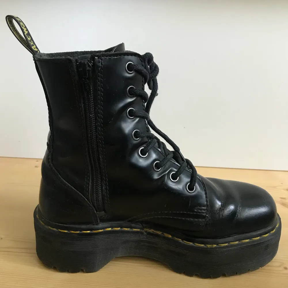 Dr. Martens i modellen jadon i strl 37! Säljs eftersom jag har ett par andra skor som jag använder numera. De har använts en del men är fortfarande i väldigt bra skick! Bara att kontakta för fler bilder. Köparen står för frakten❤️☺️. Skor.